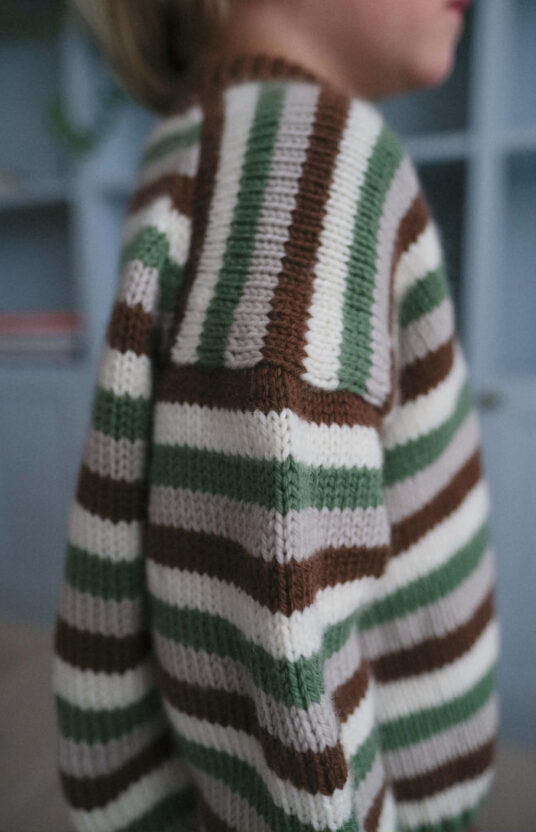 strikkeoppskrift genser til barn med striper. Genser strikket ovenfra og ned. Strikk til gutt. strikk til jente. fin og enkel barnegenser oppskrift. Knitting pattern kids sweater with stripes in merino