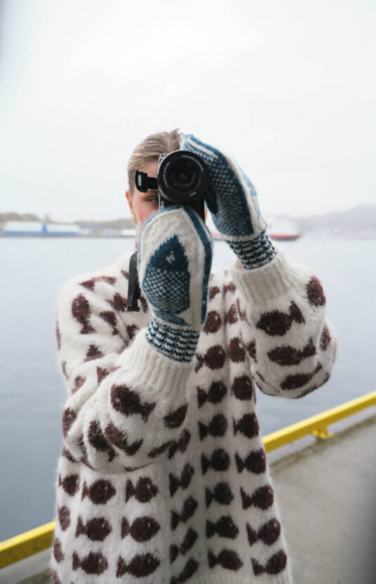strikkeoppskrift votter klassiske votter selbu stil. Votter med fsker og mønster. mønsterstrikk votter ocean. Knitted mitten ocean fished. Traditonal norwegian mittens. Lofoten strikk