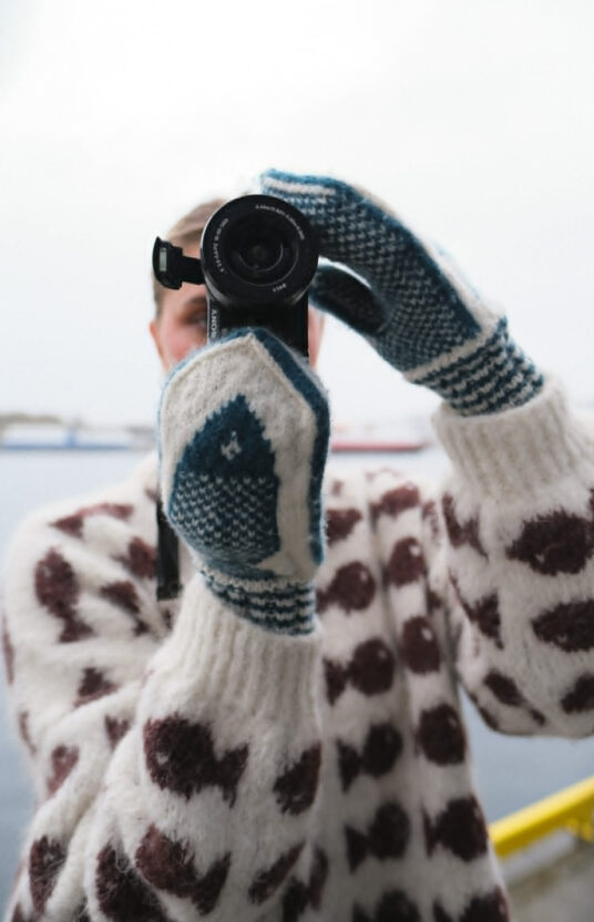 strikkeoppskrift votter klassiske votter selbu stil. Votter med fsker og mønster. mønsterstrikk votter ocean. Knitted mitten ocean fished. Traditonal norwegian mittens. Lofoten strikk