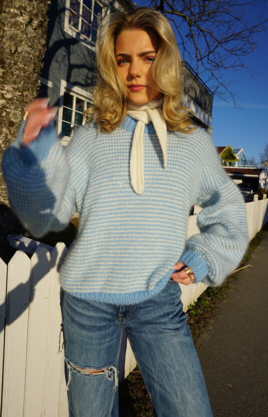 strikkegenser til dame oppskrift og garn. Wool sweater knitting pattern, summerknits , knitting for summer. summer in the north