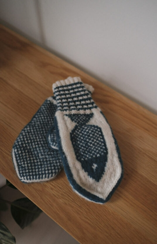 strikkeoppskrift votter klassiske votter selbu stil. Votter med fsker og mønster. mønsterstrikk votter ocean. Knitted mitten ocean fished. Traditonal norwegian mittens. Lofoten strikk