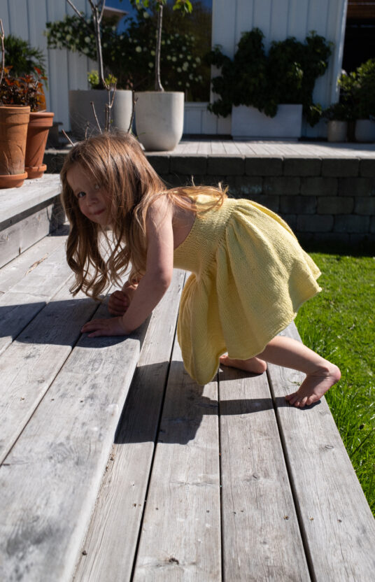 Knitting pattern for children's dress. Knitted dress for children. Summer knitting inspiration for kids. Girls' knitted dress in cotton. Knitting pattern summer dress cotton for girls. Kids knitted dress inspiration