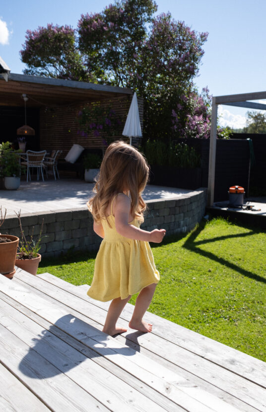 Knitting pattern for children's dress. Knitted dress for children. Summer knitting inspiration for kids. Girls' knitted dress in cotton. Knitting pattern summer dress cotton for girls. Kids knitted dress inspiration