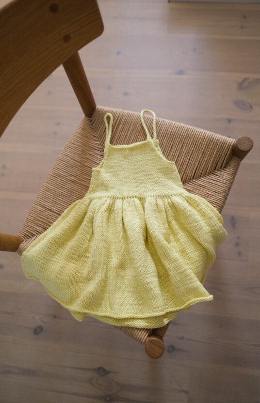 Knitting pattern for children's dress. Knitted dress for children. Summer knitting inspiration for kids. Girls' knitted dress in cotton. Knitting pattern summer dress cotton for girls. Kids knitted dress inspiration