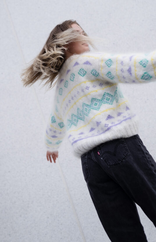 strikkegenser fargerik kul genser dame. hjemmestrikk oppskrifter. Knitted sweater women inspiration colorful sweater fame 80s knit