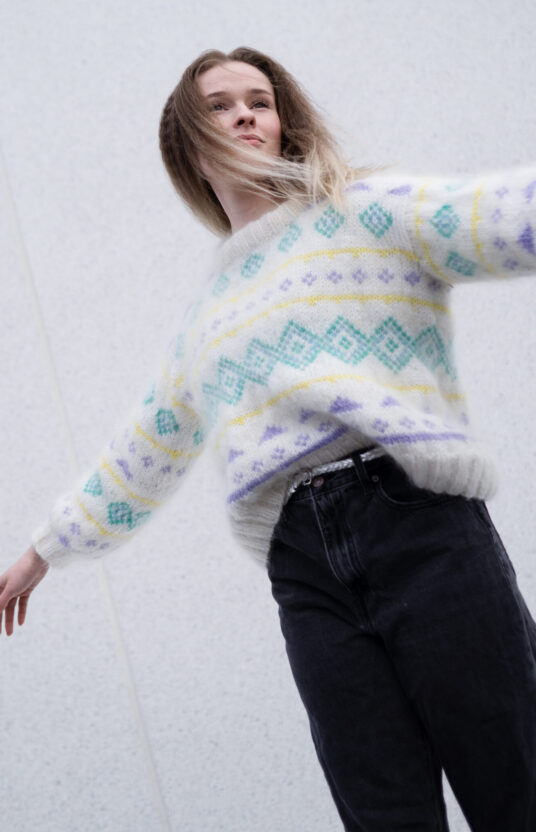 strikkegenser fargerik kul genser dame. hjemmestrikk oppskrifter. Knitted sweater women inspiration colorful sweater fame 80s knit