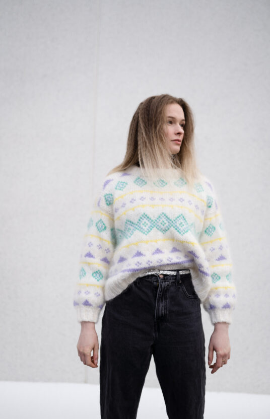 strikkegenser fargerik kul genser dame. hjemmestrikk oppskrifter. Knitted sweater women inspiration colorful sweater fame 80s knit