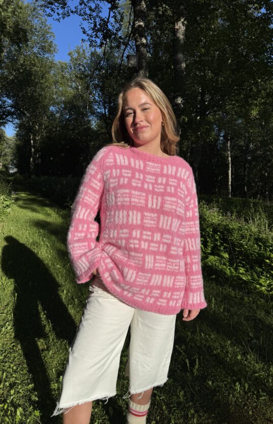 Sunset Genser strikkeoppskrift. En myk og moderne strikkegenser med god passform. Perfekt til hverdag og kjølige kvelder. Enkel, tidløs og komfortabel.