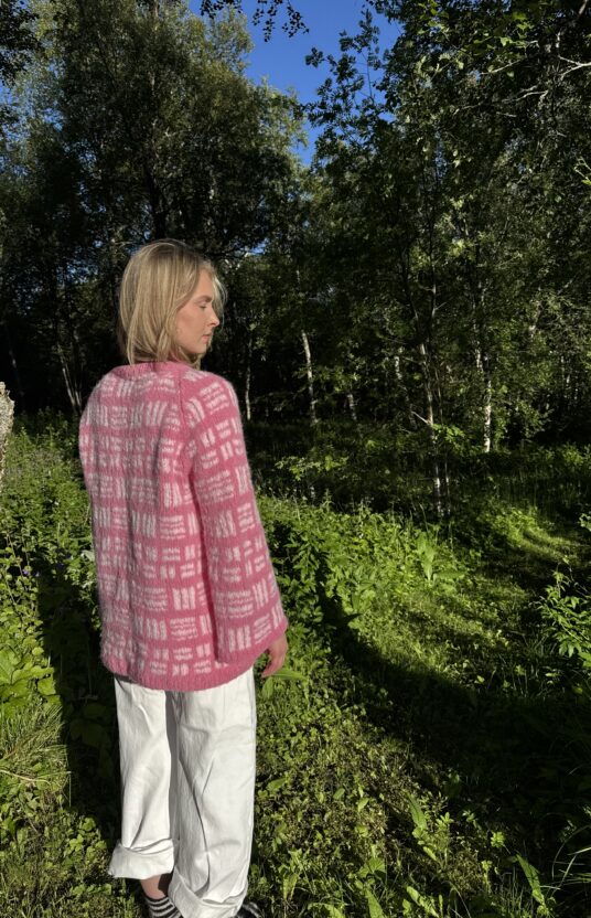 Sunset Genser strikkeoppskrift. En myk og moderne strikkegenser med god passform. Perfekt til hverdag og kjølige kvelder. Enkel, tidløs og komfortabel.