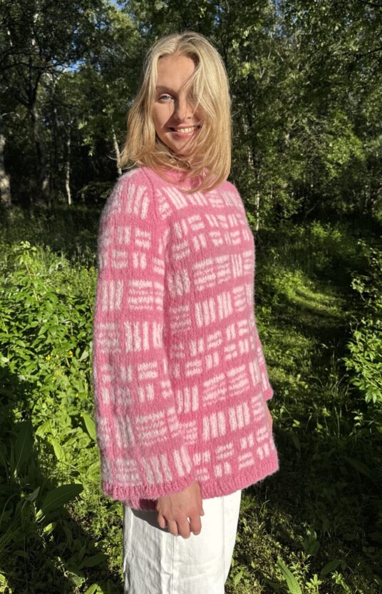 Strikkeoppskrift sunset genser dame - HipKnitShop Sunset Genser strikkeoppskrift dame. Populær strikkegenser oppskrift. En myk og moderne strikkegenser med god passform. Perfekt til hverdag og kjølige kvelder. Enkel, tidløs og komfortabel.