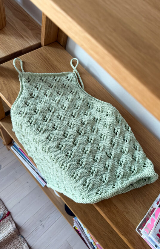 strikket singlet oppskrift. Sommerstrikk topper og singlet inspirasjon. strikk i bomull. strukturstrikk inspirasjon. Summer knit patterns in cotton