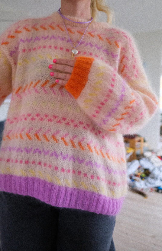 strikkeoppskrift genser dame inspirasjon, Populære strikkeoppskrifter fargerik fluff turgenser med farger og mønster. retro 80talls mønster oppskrift genser Popular knitting patterns for women with colors and patterns for 80s style. mohair sweater colorful pattern