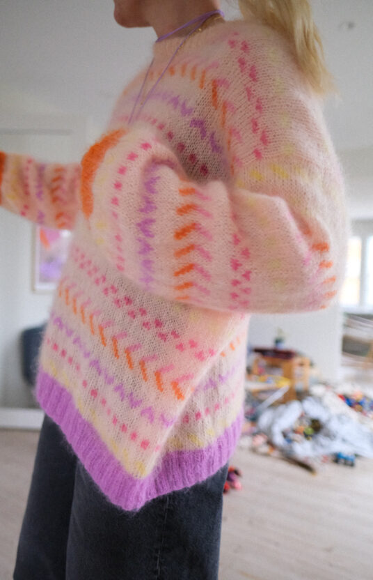 Knitting pattern sweater women inspiration, Popular knitting patterns colorful fluff hiking sweater with colors and patterns. retro 80s pattern sweater pattern Popular knitting patterns for women with colors and patterns for 80s style. mohair sweater colorful pattern