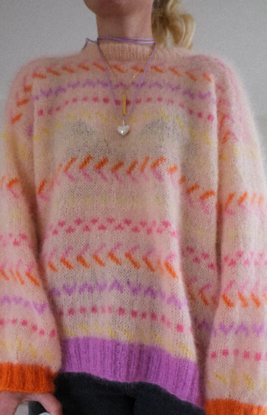 strikkeoppskrift genser dame inspirasjon, Populære strikkeoppskrifter fargerik fluff turgenser med farger og mønster. retro 80talls mønster oppskrift genser Popular knitting patterns for women with colors and patterns for 80s style. mohair sweater colorful pattern