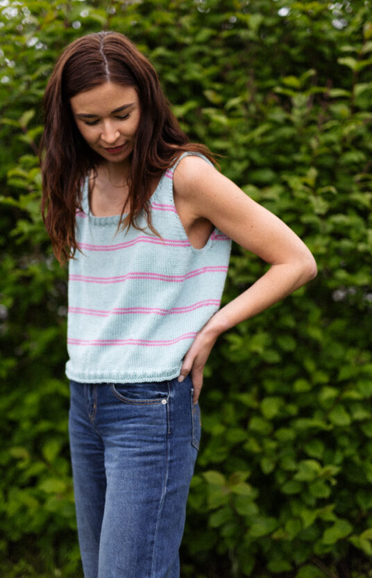 strikkeoppskrift sommertopp dame i bomullsgarn. Enkel topp og singlet oppskrift sommerstrikk inspirasjon. Summerknit inspiration knits for summer. Summer top and singlet women pattern and yarn. Cotton yarn knitting inspiration.