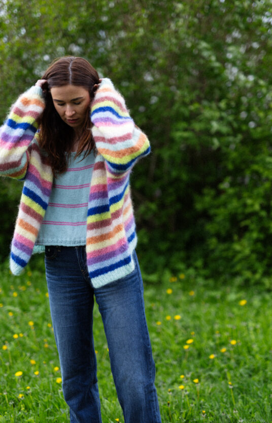 knitted cardigan stripes colorful cardigan jacket pattern Strikkeoppskrift jakke med striper- Fargerik strikk oppskrifter og garn fluff mohair