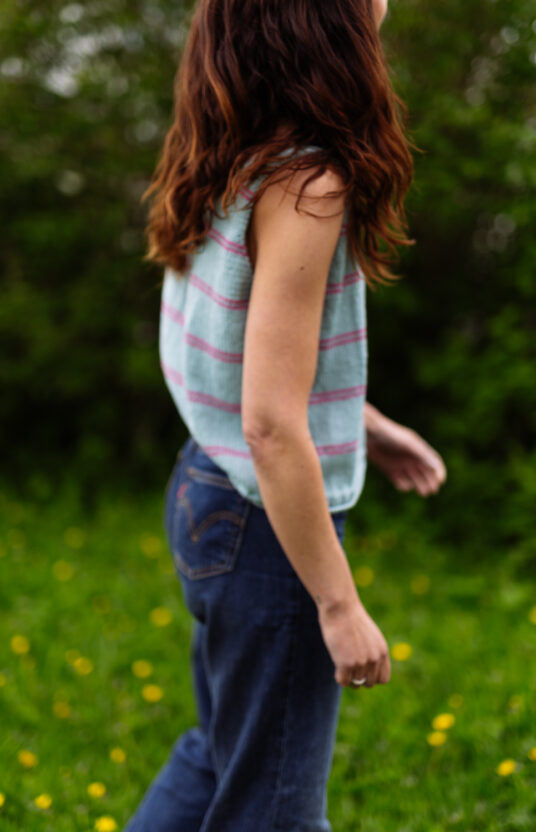 strikkeoppskrift sommertopp dame i bomullsgarn. Enkel topp og singlet oppskrift sommerstrikk inspirasjon. Summerknit inspiration knits for summer. Summer top and singlet women pattern and yarn. Cotton yarn knitting inspiration.