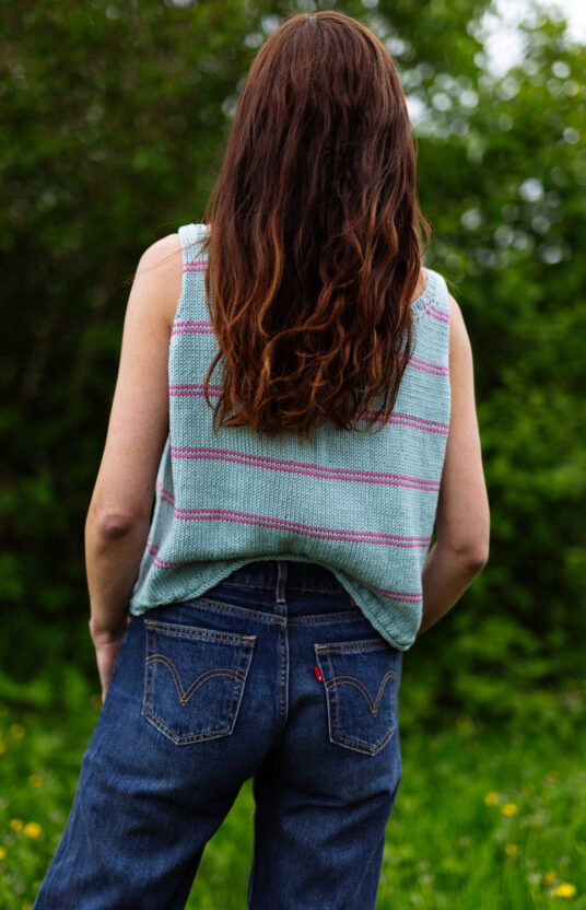strikkeoppskrift sommertopp dame i bomullsgarn. Enkel topp og singlet oppskrift sommerstrikk inspirasjon. Summerknit inspiration knits for summer. Summer top and singlet women pattern and yarn. Cotton yarn knitting inspiration.
