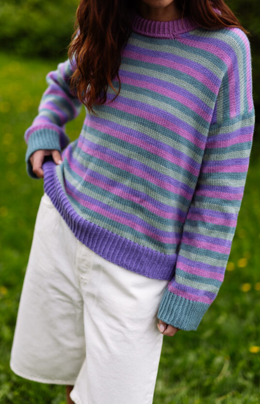 Strikkeoppskrift damegenser. Stripegenser med raglan. Merinoull genser dame. Strikkegenser med striper. Women's knitting pattern. Raglan striped sweater. Merino wool jumper. Striped knit sweater pattern.