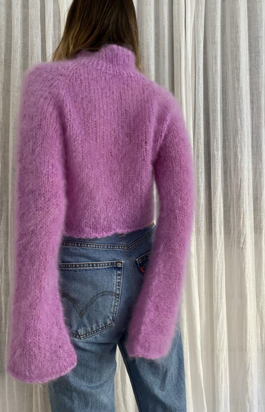 strikkeoppskrift kort genser dame i fluffy garn. knitting pattern short sweater women in fluffy yarn