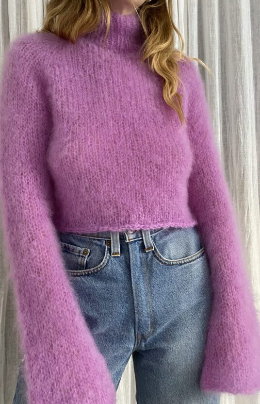 strikkeoppskrift kort genser dame i fluffy garn. knitting pattern short sweater women in fluffy yarn