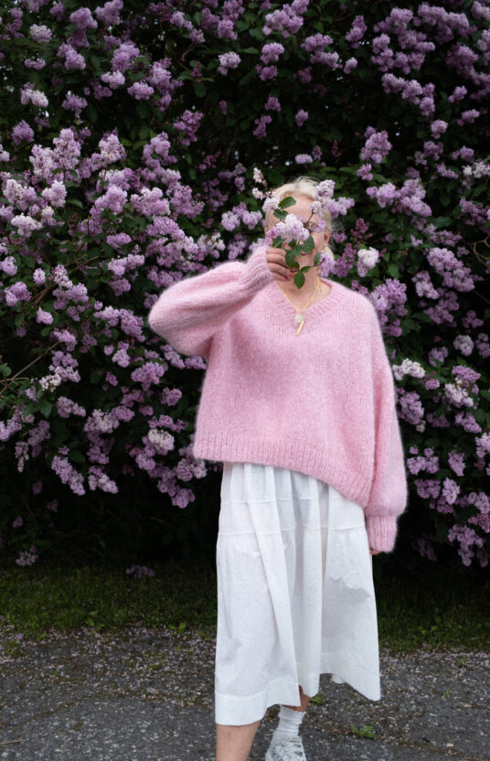 Strikkegenser v-hals dame strikkeoppskrift mohairgenser ensfarget lys rosa. Knitting pattern v neck sweater balloon sleeves womens knitted mohair sweater soft pink knitting pattern
