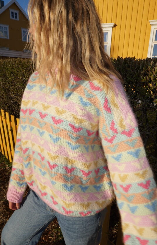 colorful knitted sweater pattern women. strikk til dame med mønster og farger i hip wool . Populære gensere dame