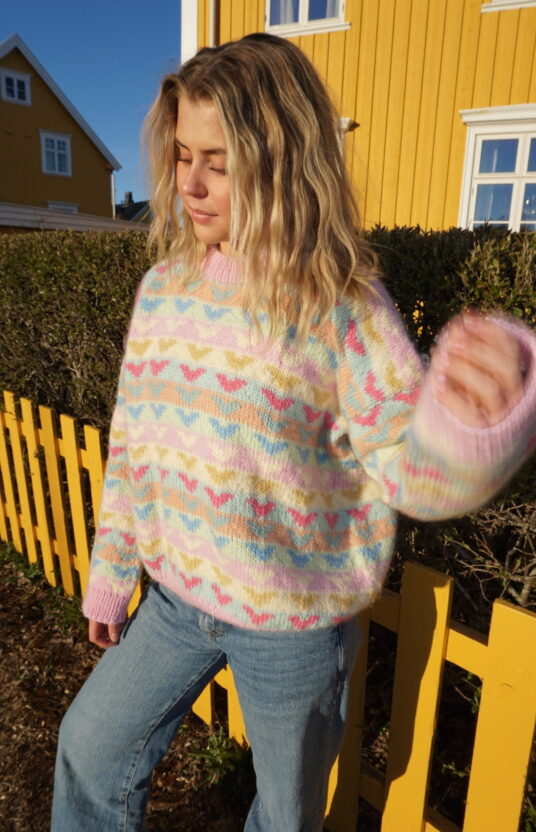 colorful knitted sweater pattern women. strikk til dame med mønster og farger i hip wool . Populære gensere dame