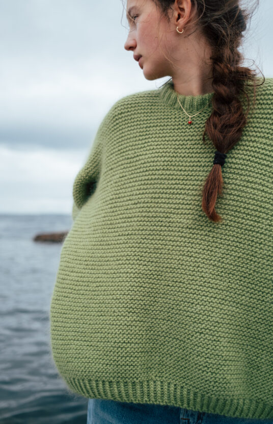 strikkeoppskrift hverdagsgenser i riller. Rillestrikket genser- struktur genser ensfarget ovenfra og ned. Populære strikkeoppskrifter til dame. Knitting pattern womens sweater in garter stitches.