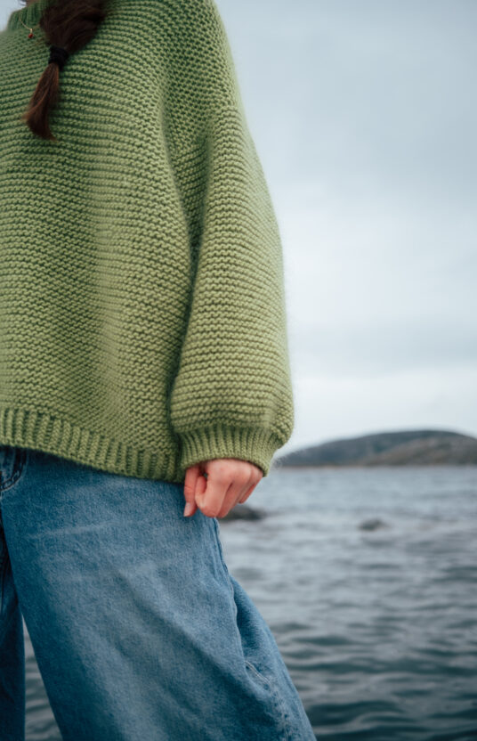 strikkeoppskrift hverdagsgenser i riller. Rillestrikket genser- struktur genser ensfarget ovenfra og ned. Populære strikkeoppskrifter til dame. Knitting pattern womens sweater in garter stitches.