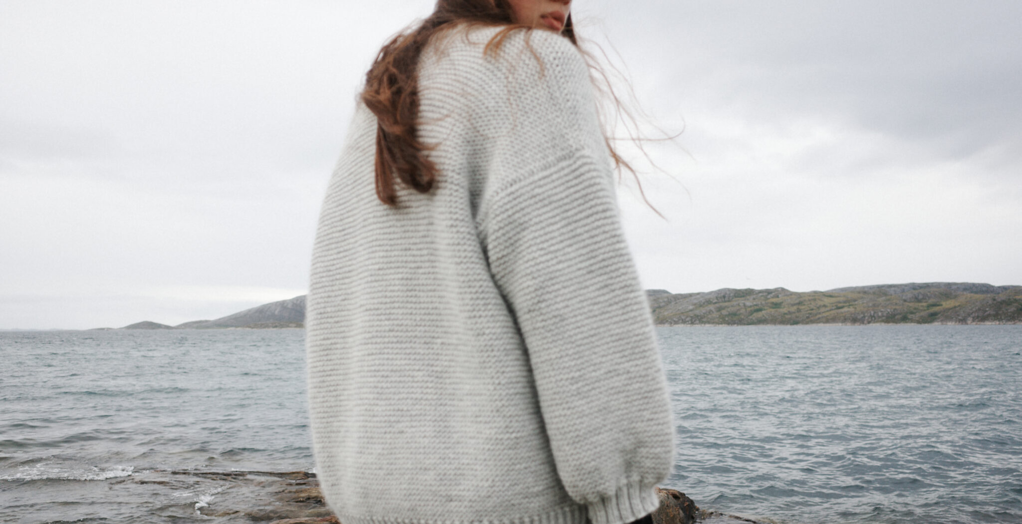 Rillestrikket genser. enkel genser strikkeoppskrift dame. hverdagsgenser oversized unisex genser til dame og herre