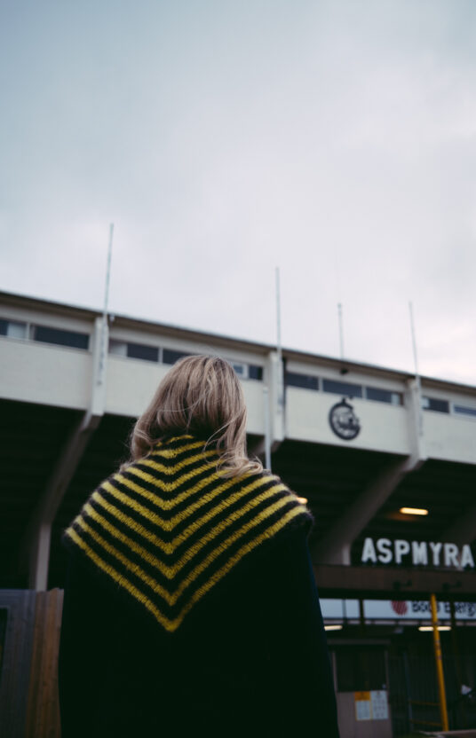 strikkeoppskrift glimt sjal / skjerf. Strikk fotball laget farger. Sjal strikket i glimt fotball farger