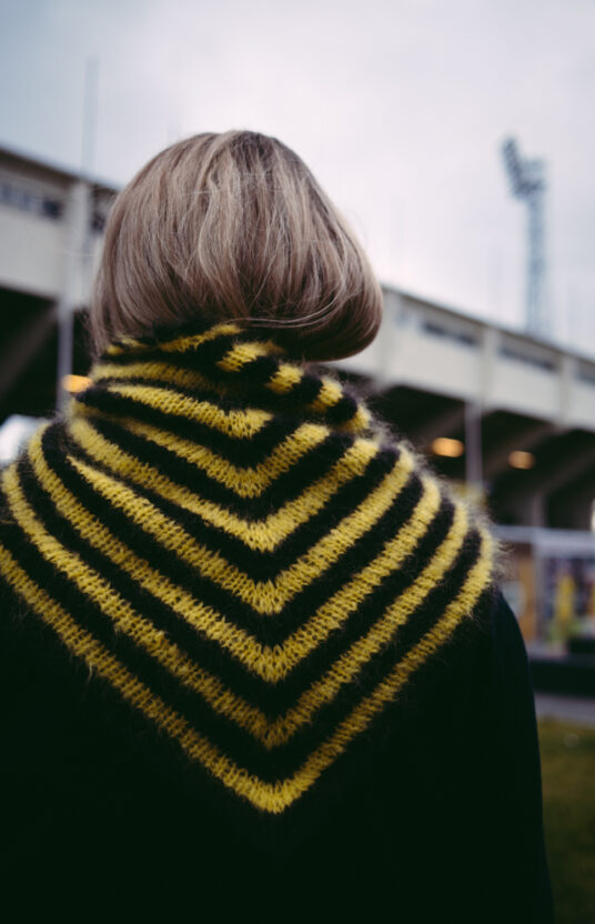 strikkeoppskrift glimt sjal / skjerf. Strikk fotball laget farger. Sjal strikket i glimt fotball farger